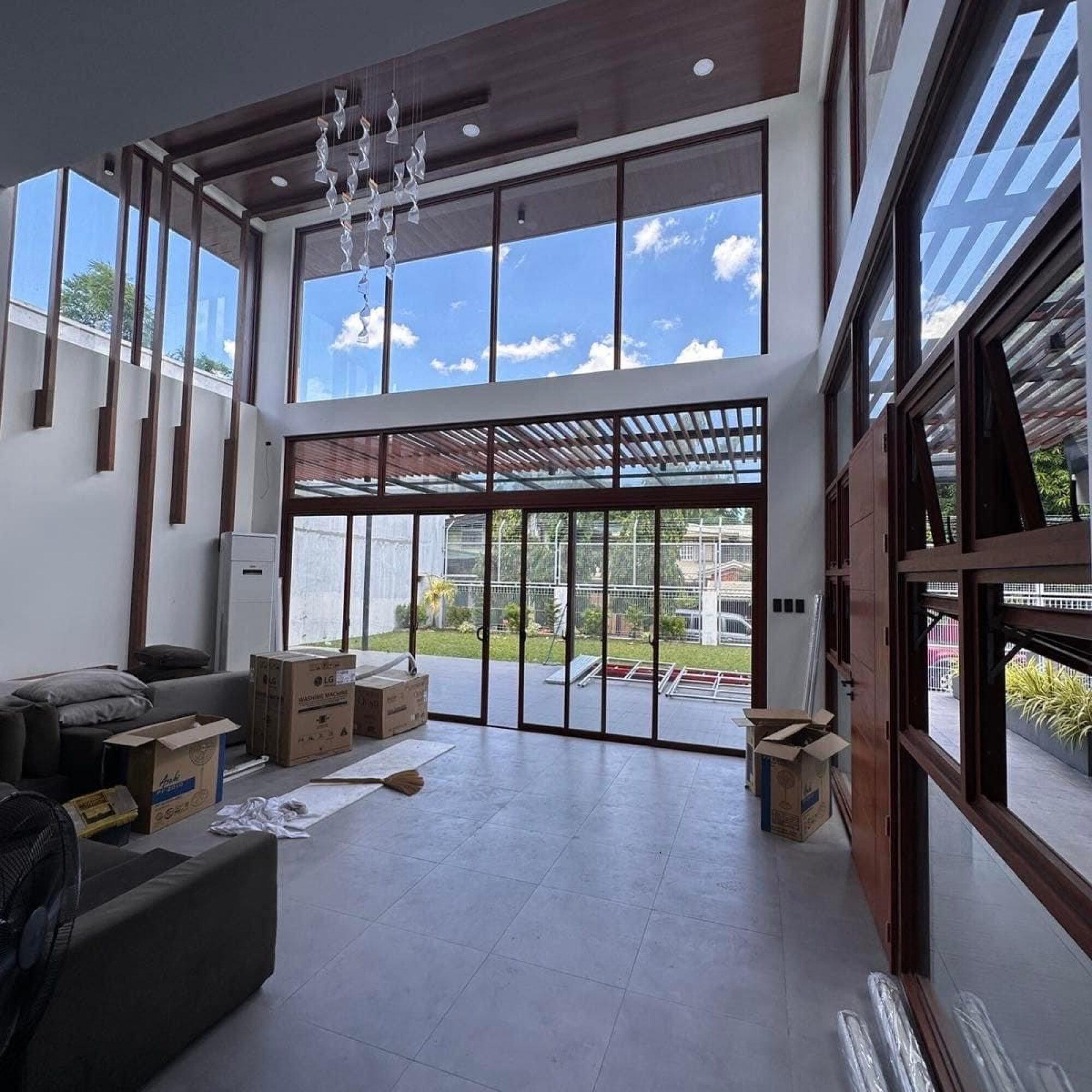 Glass and aluminum installation team